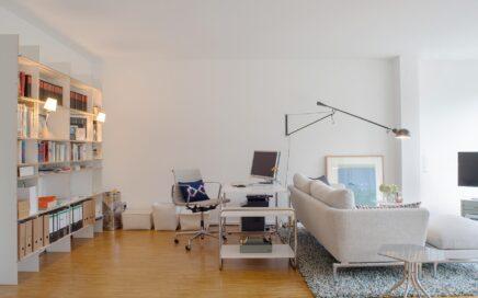 Inneneinrichtung und Planung einer 2-Zimmer-Wohnung mit Designmöbeln von Vitra und anderen