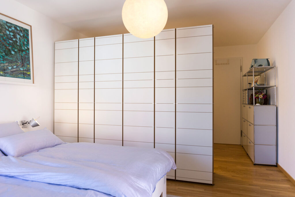 Schlichte Schlafzimmereinrichtung mit großem Kleiderschrank mit Beratung durch raum und form