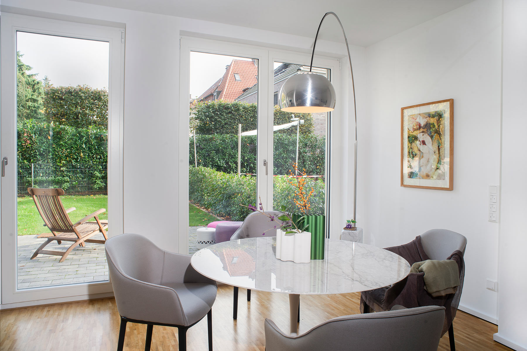 Weißer Esstisch mit Artemide Lampe für ausreichende Helligkeit