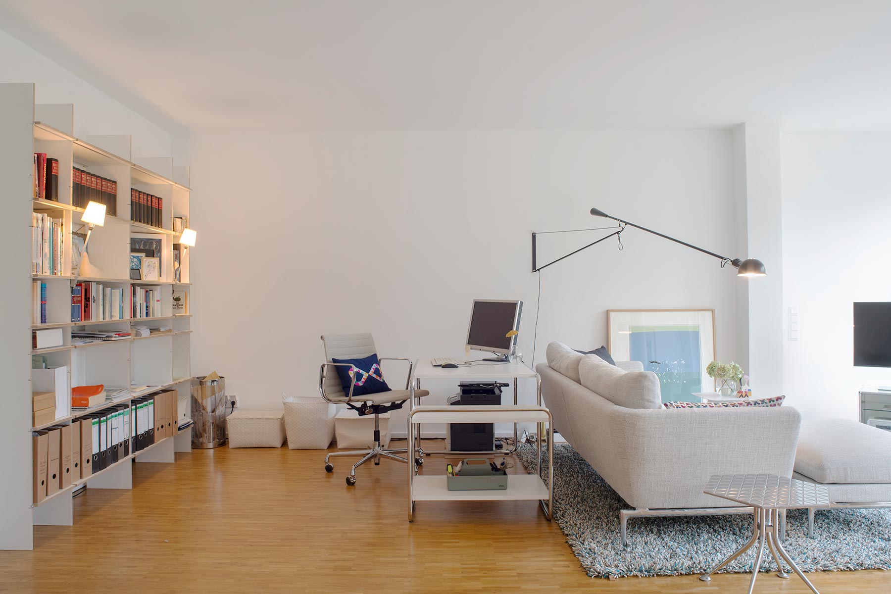 Inneneinrichtung und Planung einer 2-Zimmer-Wohnung mit Designmöbeln von Vitra und anderen