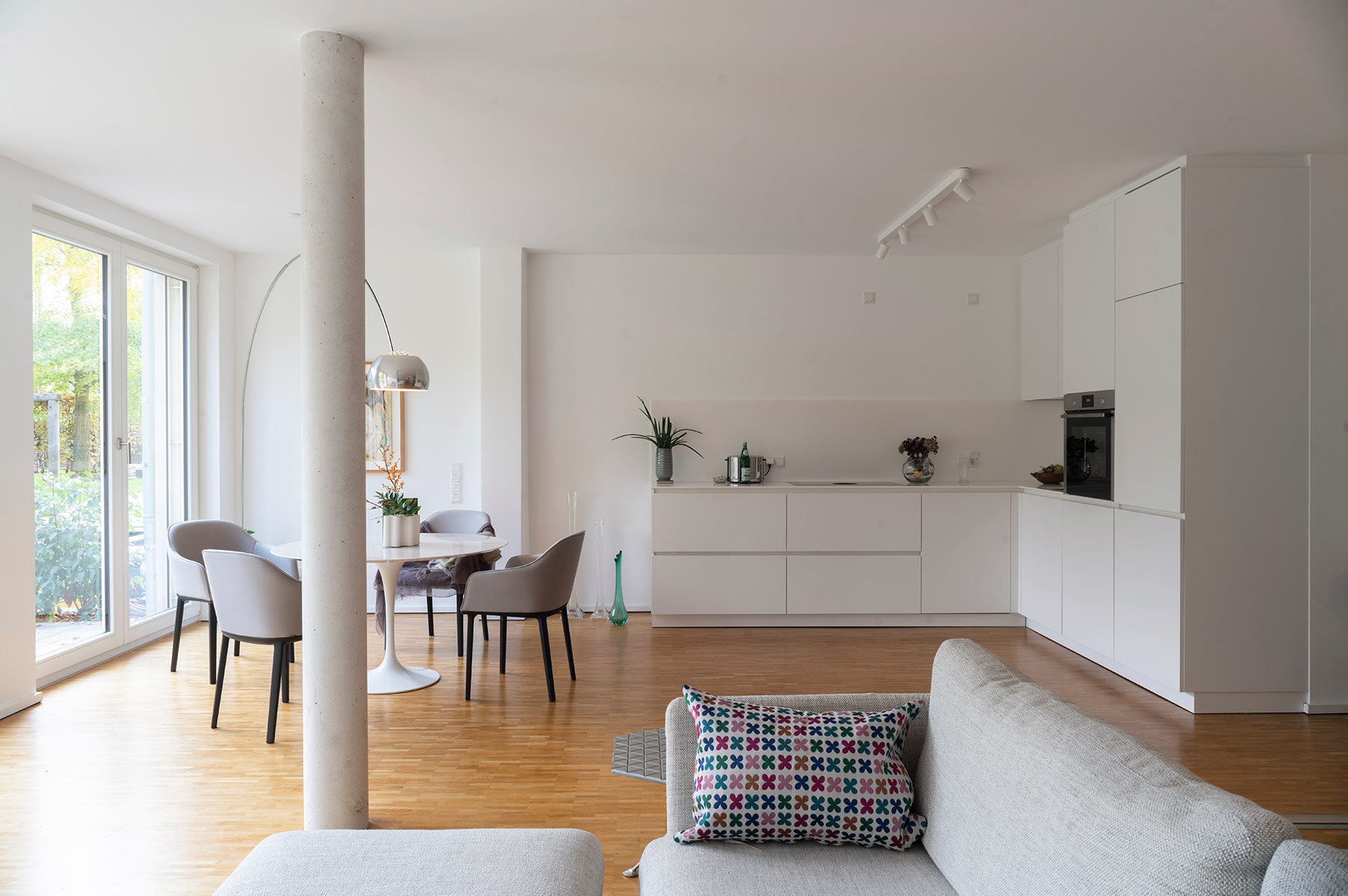 Minimalistische Küchenplanung in kleiner Wohnung mit praktischer Aufteilung