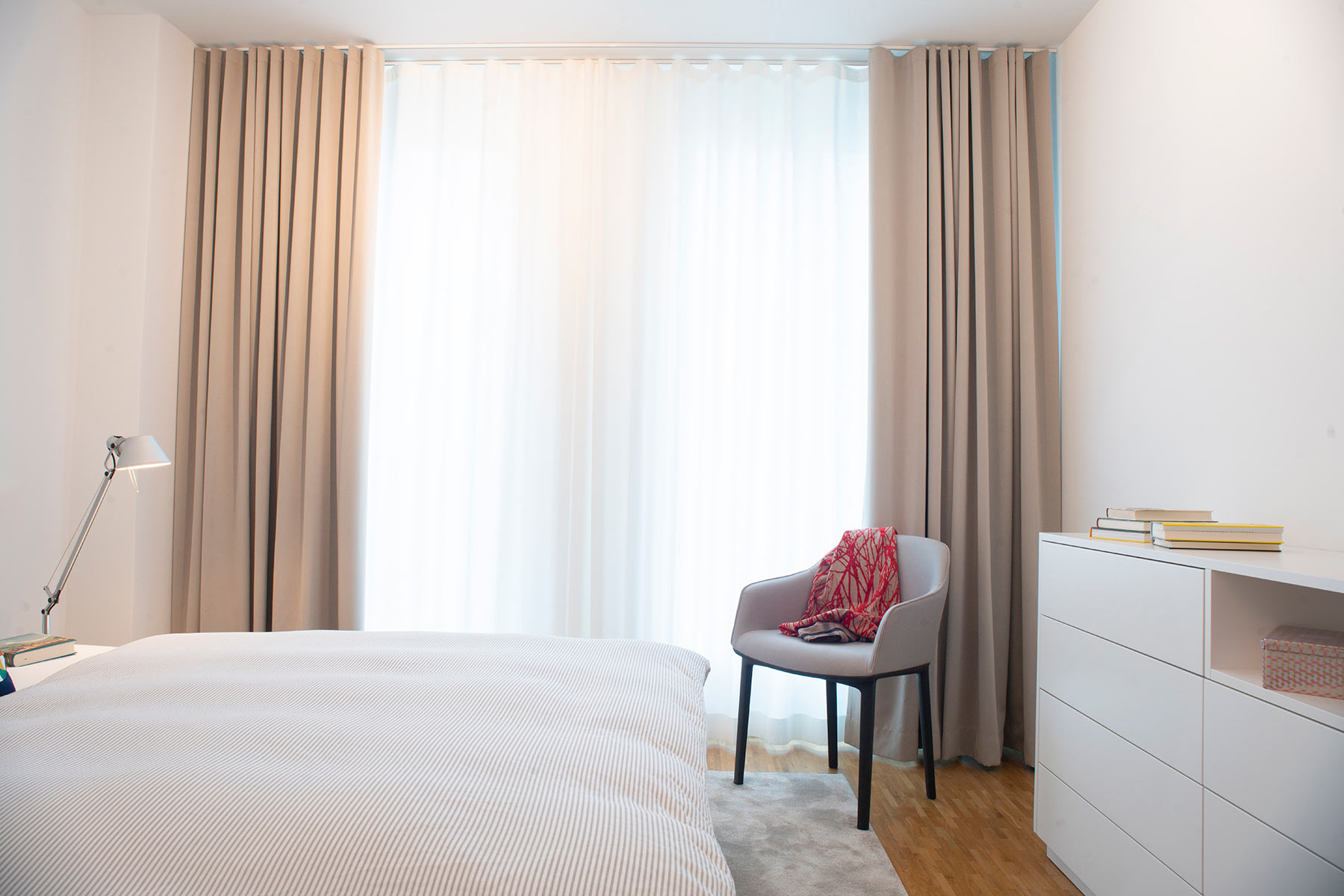 Schlafzimmereinrichtung mit großem Bett und einer Kommode für extra viel Stauraum