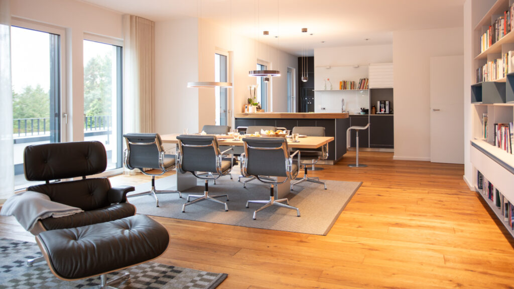 Individuelles Regal und Sideboard aus der Calma-Serie, harmonisch in den Wohnbereich integriert