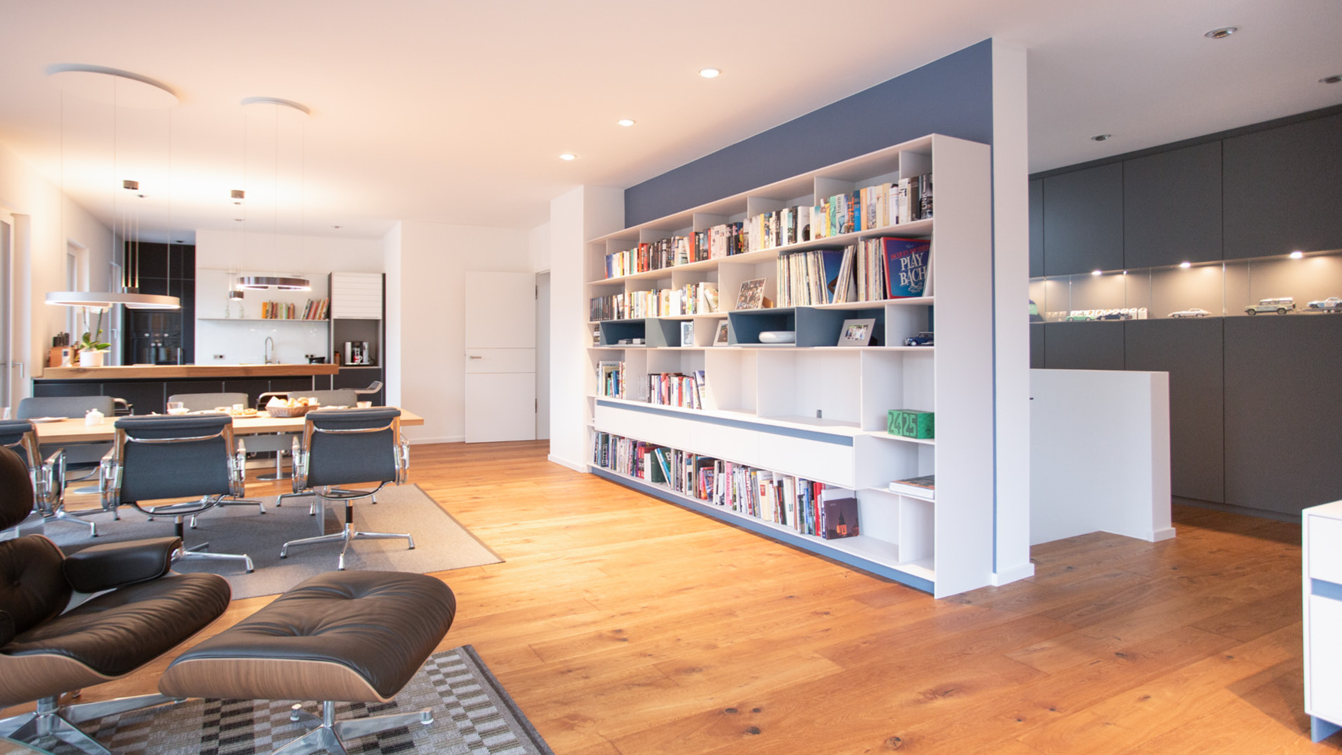 Individuell gestaltetes Regal und Sideboard aus der Calma-Serie, harmonisch in den Wohnbereich integriert