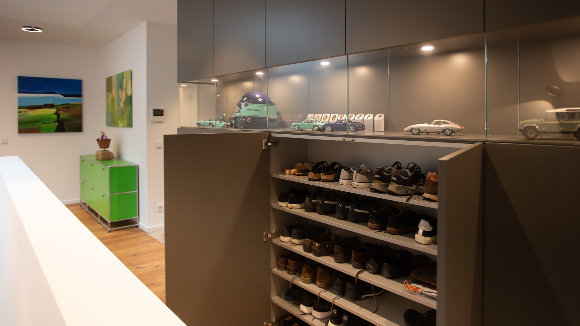 Der Einbauschrank bietet auch Stauraum für Schuhe