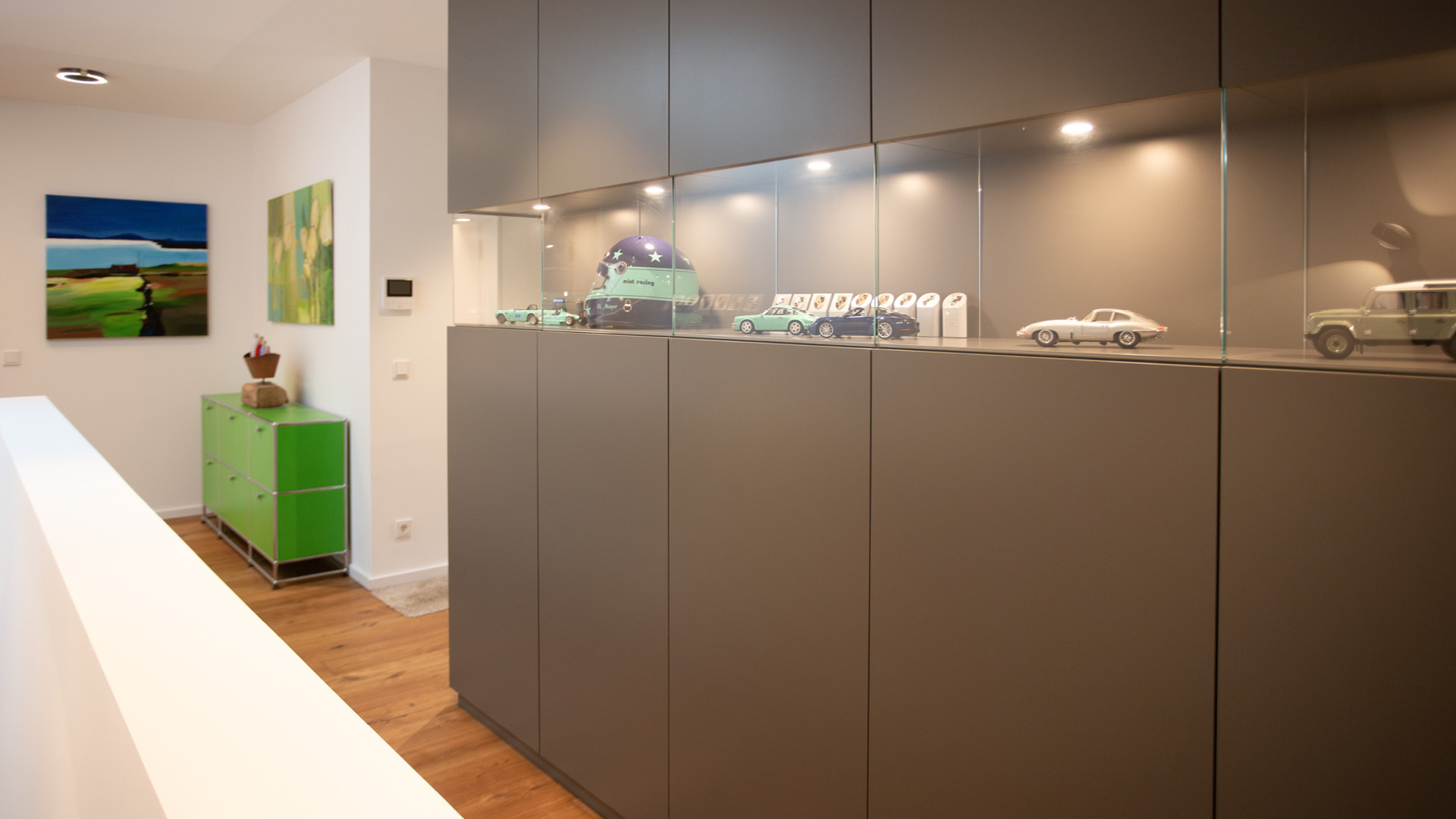 Funktionaler Flurschrank mit integrierter Vitrine und subtiler Beleuchtung, designed für Sammlerstücke und Aufbewahrung