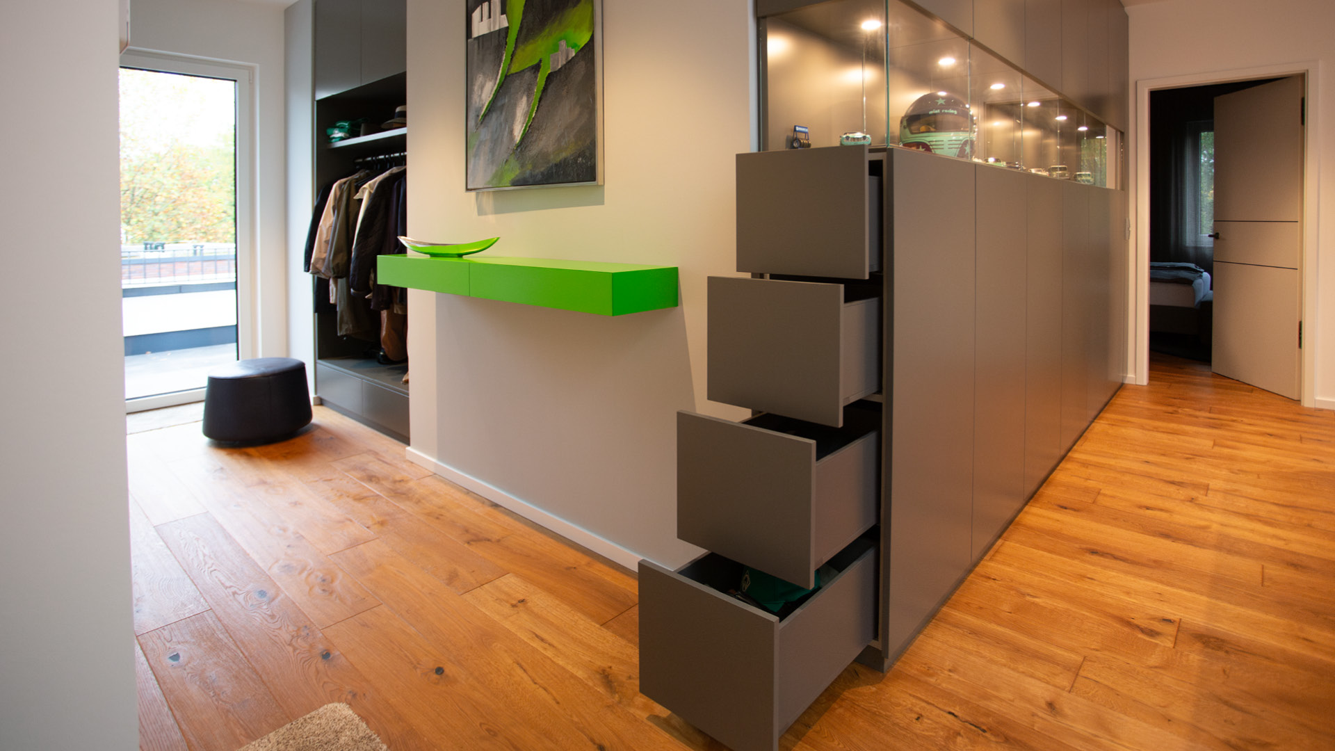 Funktionaler Flurschrank mit integrierter Vitrine und subtiler Beleuchtung, designed für Sammlerstücke und Aufbewahrung