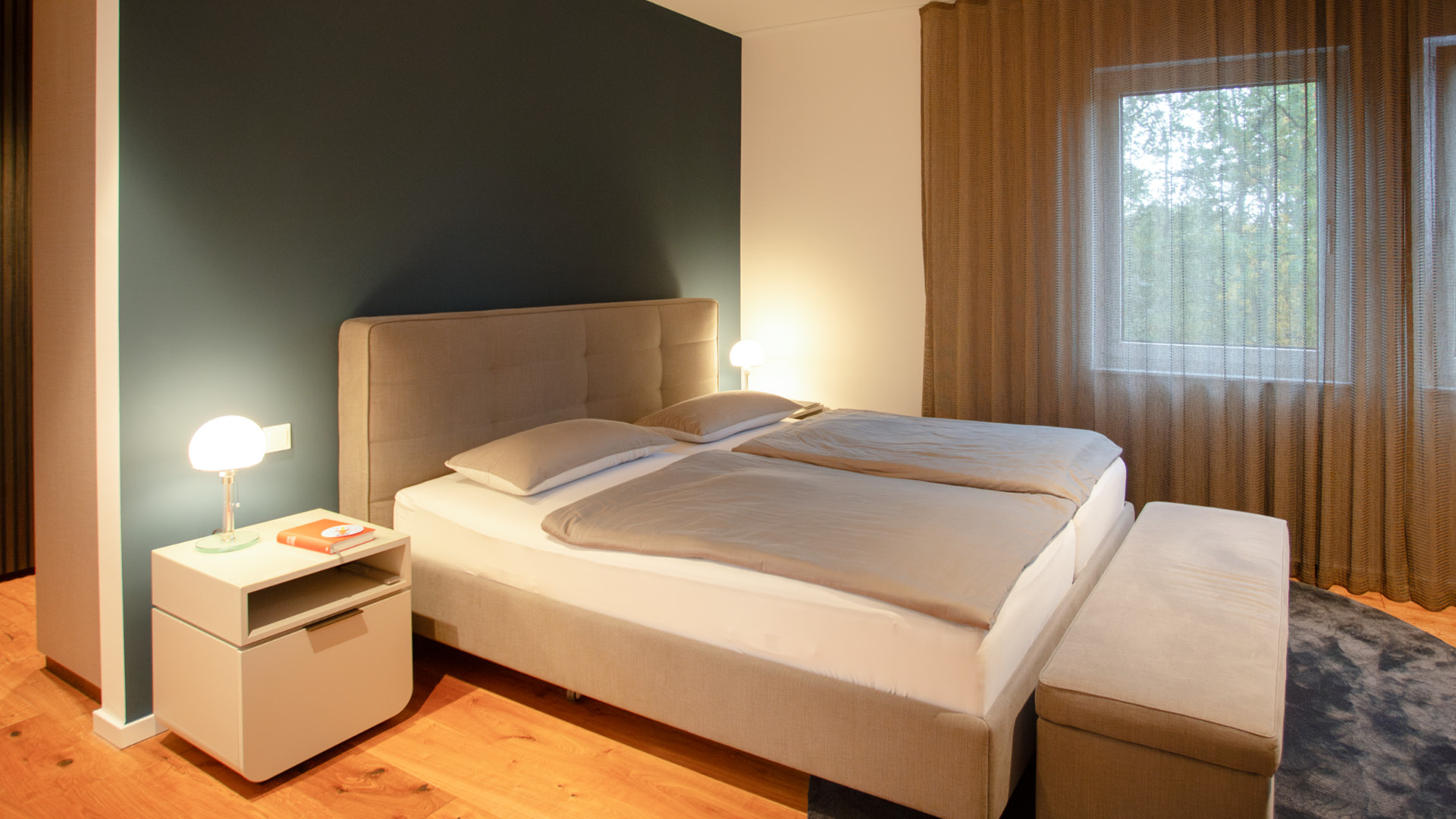 Schlafzimmer mit beruhigendem Farbkonzept