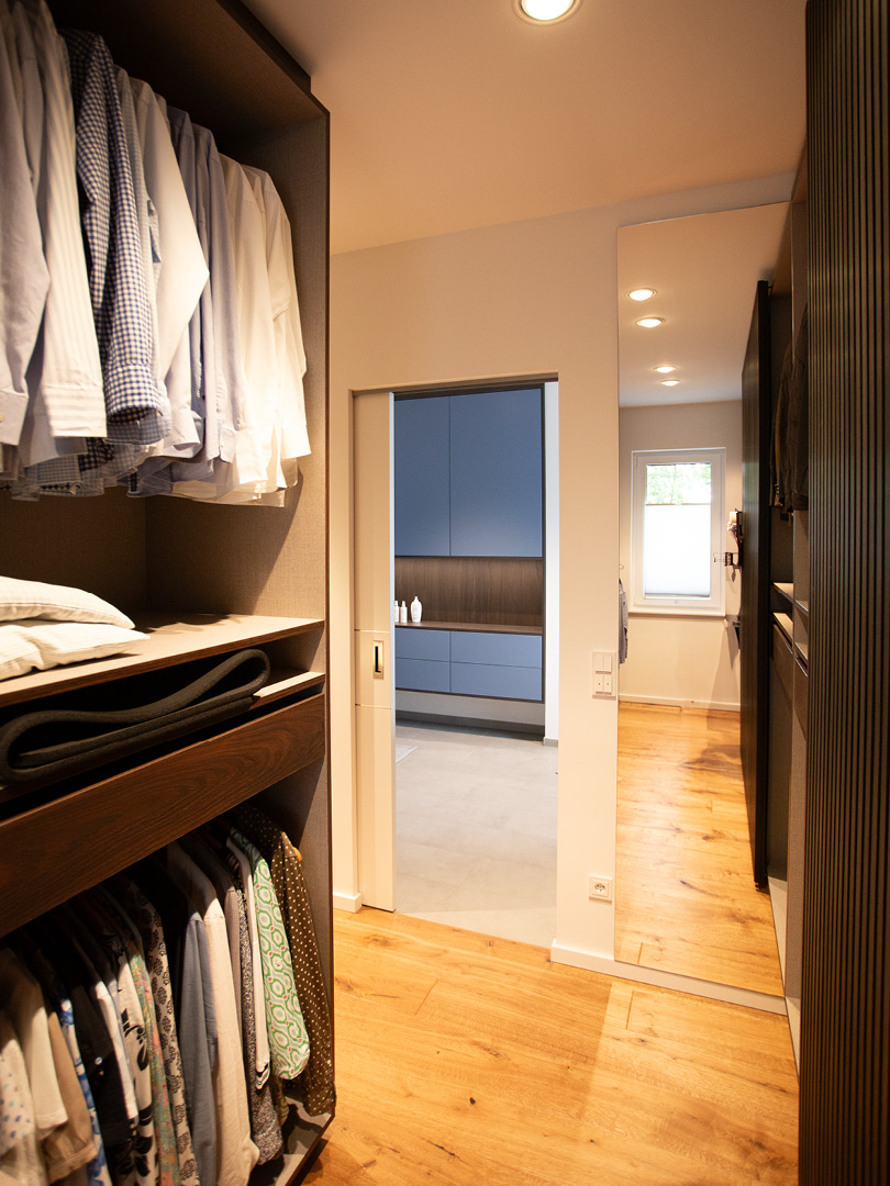 Funktionaler begehbarer Kleiderschrank mit maßgefertigten Einbauten, optimiert für Übersicht und elegante Kleideraufbewahrung