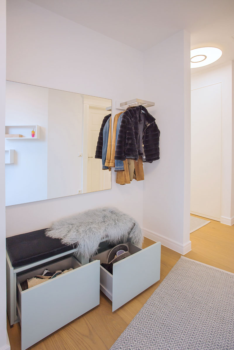 Platzsparender Garderobenraum mit viel Platz für Schuhe und Jacken