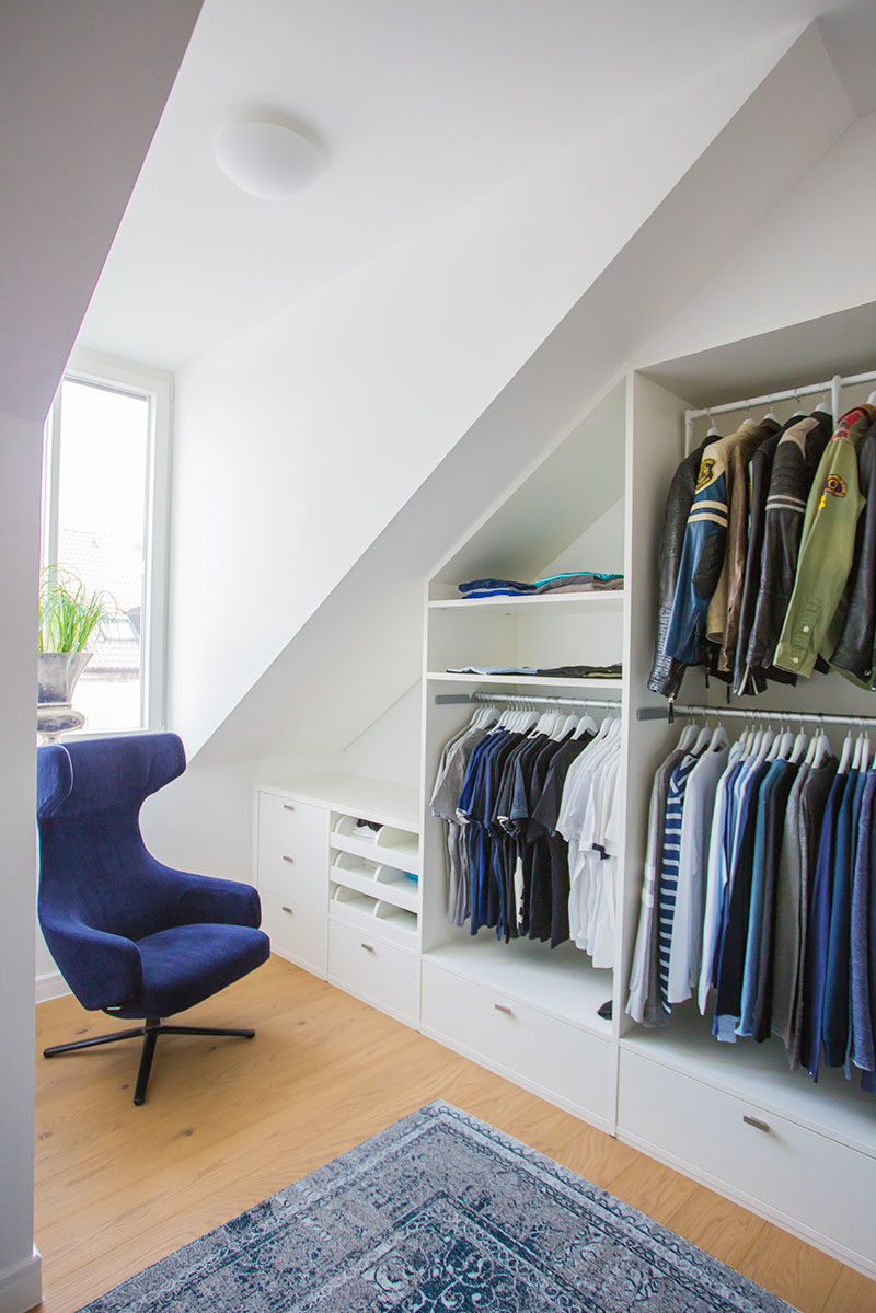 Großer Kleiderschrank in kleinem Dachgeschosszimmer für extra Raumnutzung